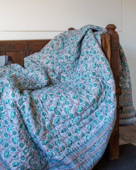 Load image into Gallery viewer, Print Block Cotton Quilt
